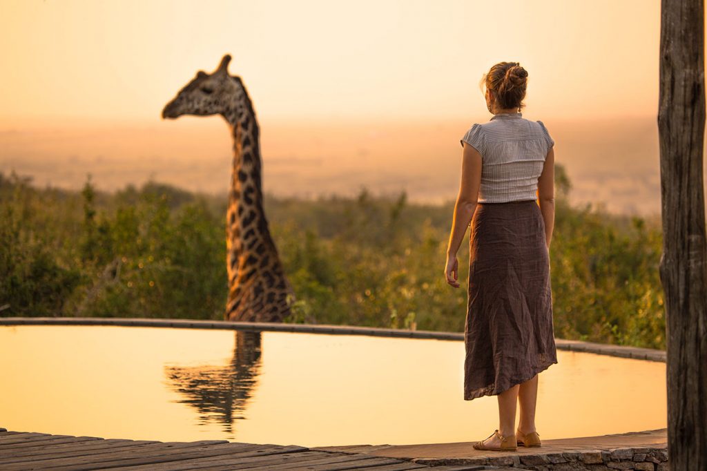 individuele prive reis safari vrouw bij giraffe